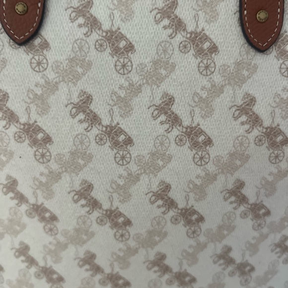 Beautiful Coach bag. - Picture 10 of 14